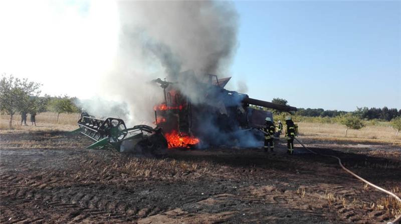 Als die ersten Einsatzkräfte der Feuerwehr eintreffen, brennt der Mähdrescher lichterloh. Foto: Raap