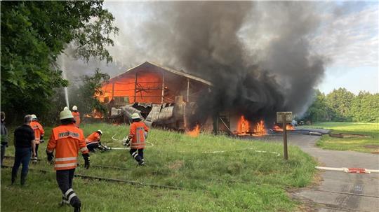 Als die ersten Einsatzkräfte eintrafen, brannte die Lagerhalle bereits lichterloh.
