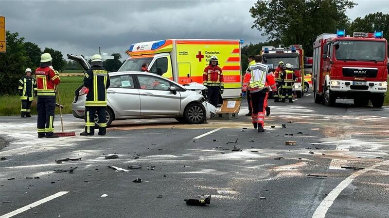 Als ein Trümmerfeld präsentierte sich die Kreuzung zwischen Ahrenswohlde und Ippensen nach dem Unfall.