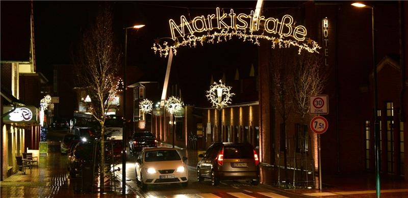 Als eine Haupteinkaufsstraße ist unter anderem die Harsefelder Marktstraße mit der neuen Weihnachtsbeleuchtung versehen worden. Fotos Beneke