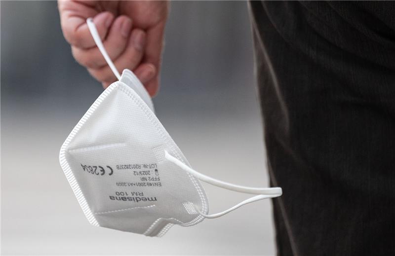 Als eine der letzten Beschränkungen soll die Maskenpflicht fallen. Foto: Marijan Murat/dpa