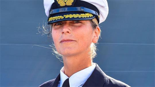 Als erste Frau übernimmt Ute Niklas das Kommando einer deutschen Fregatte.