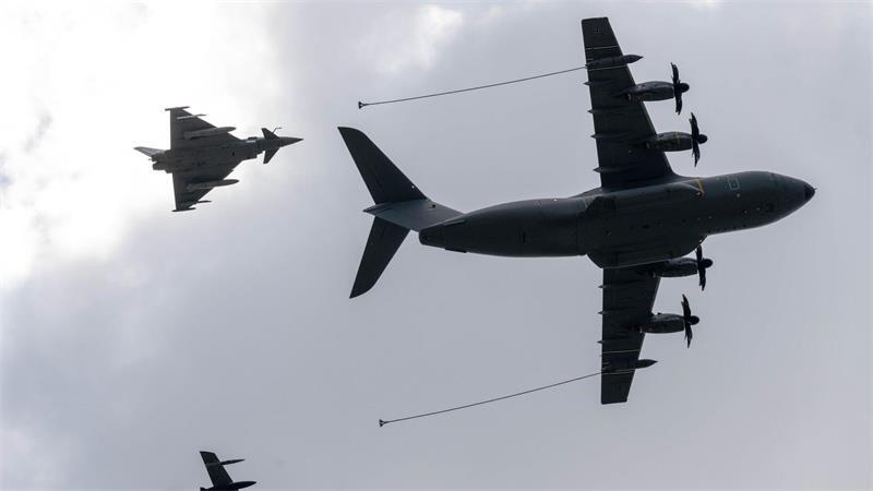 Bundeswehr plant Kauf von neuen Transportflugzeugen Als fliegende Tankstelle ist der A400M ebenfalls nutzbar. (Archivbild)