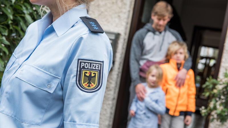 Todesnachricht überbringen: So werden Polizisten auf diese schwierige Aufgabe vorbereitet Als goldene Regel für das Überbringen von Todesnachrichten lernen Polizisten, sich in ihr Gegenüber hineinzuversetzen.