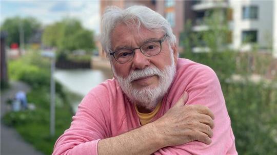 Dieter Klar steht auf der Terrasse des Buxtehuder Kulturforums am Hafen