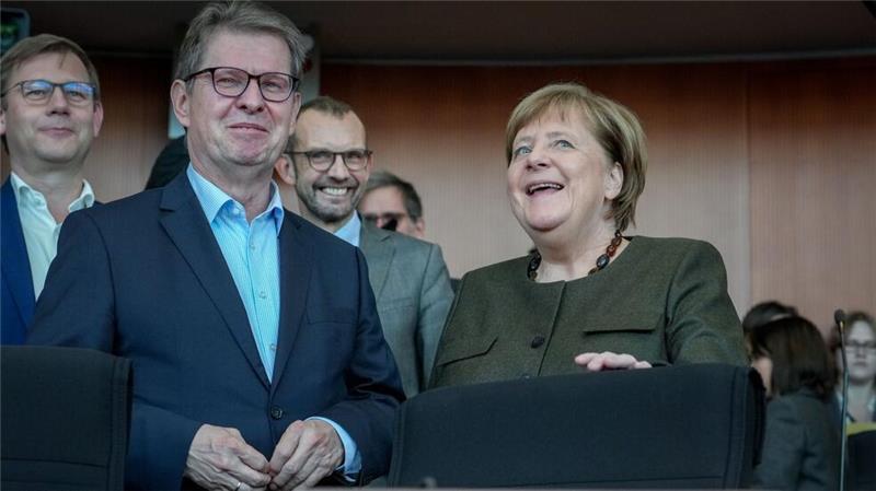 Bericht zu Evakuierung aus Kabul: Wunschdenken und Trägheit? Als letzte Zeugin stand die frühere Bundeskanzlerin, Angela Merkel (CDU), hier mit dem Ausschussvorsitzenden, Ralf Stegner (SPD) den Abgeordneten Rede und Antwort.