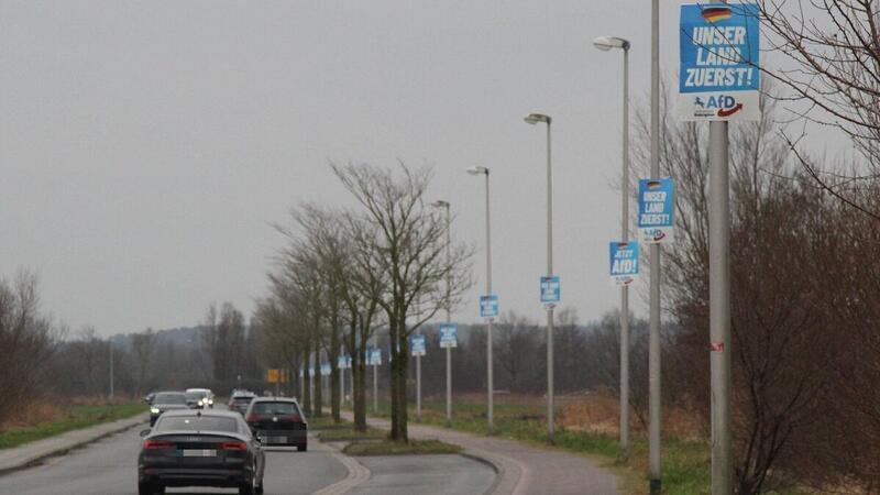Als ob es nur eine Partei gäbe: Die AfD hat jeden einzelnen Laternenmast an einer Hauptstraße in Cuxhaven mit einem Plakat belegt.