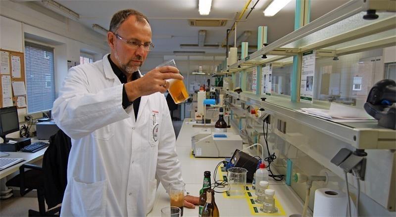 Als oberster Qualitätsmanager ist Braumeister Olaf Rauschenbach verantwortlich für die Produktion und Technologie aller Marken in Hamburg und im mecklenburgischen Lübz. M. Stephan