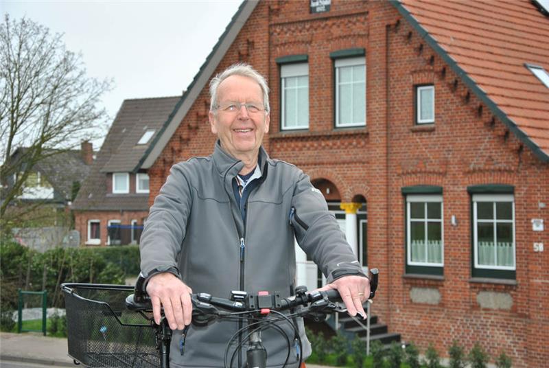 Als passionierter Radfahrer bekannt: Heiner Schlichtmann auf dem Lühedeich vor seinem Elternhaus in Mittelnkirchen. Fotos Lohmann