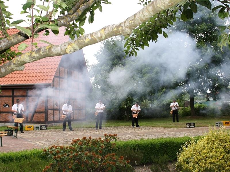 Schützenfest in Kutenholz mit Umzug und Rauch Als sich der Rauch verzogen hat: Die Böllerschützen in Kutenholz sorgen für den Salut für die neue Majestät am Sonntag. Foto: Verein