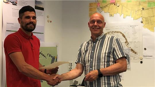 Als stellvertretender Bürgermeister gratuliert Christian von der Decken (links) Ernst Hülsen zum Amt des Gemeindedirektors im Flecken Freiburg.