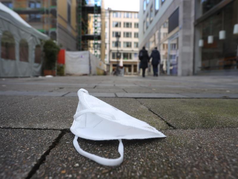 Als strengste Maßnahme für den erwarteten Corona-Herbst wird derzeit die mögliche Rückkehr zu einer generellen Maskenpflicht diskutiert. Foto: Hildenbrand/dpa