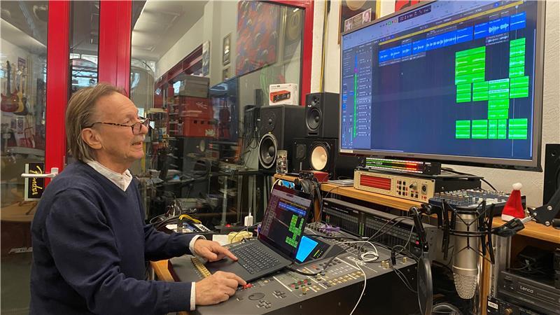 Als studierter Tonmeister hat Peter Schmidt die Hits etlicher Musikgrößen abgemischt, und auch heute sitzt er für Aufnahmen noch gerne am Regler.