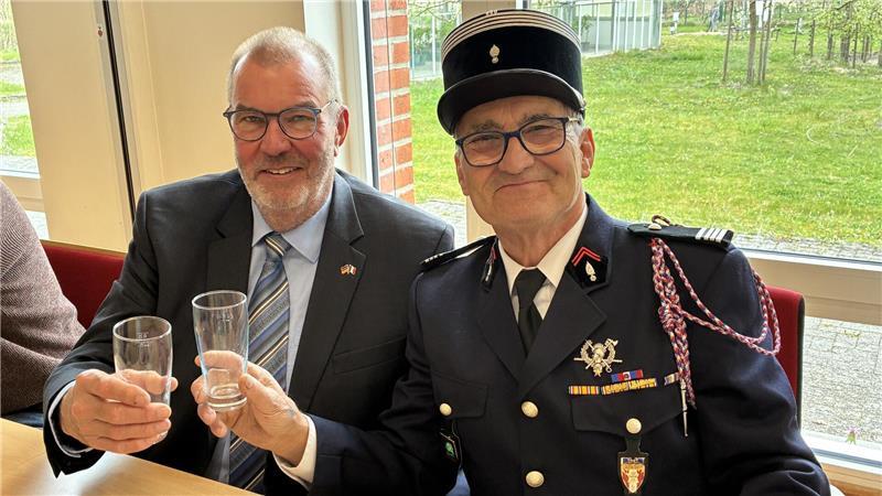 Alt-Bürgermeister Rolf Lühmann stößt mit einem Gast an.