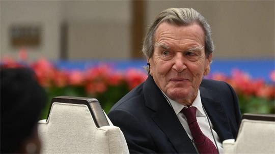 Alt-Bundeskanzler Schröder saß bei der Veranstaltung in der ersten Reihe.  