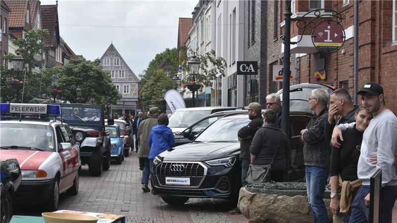 Alt neben neu: Oldtimer fahren durch die Innenstadt.
