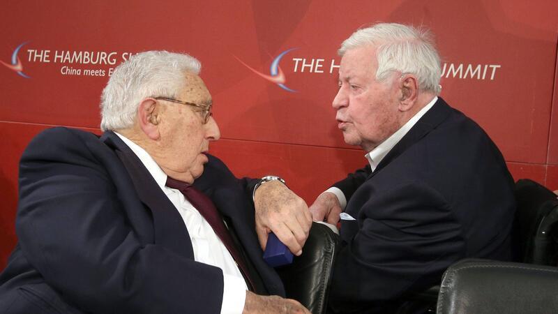Henry Kissinger ist tot - Würdigungen aus aller Welt Altbundeskanzler Helmut Schmidt (r) und der ehemalige US-Außenminister Henry Kissinger im Jahr 2012.