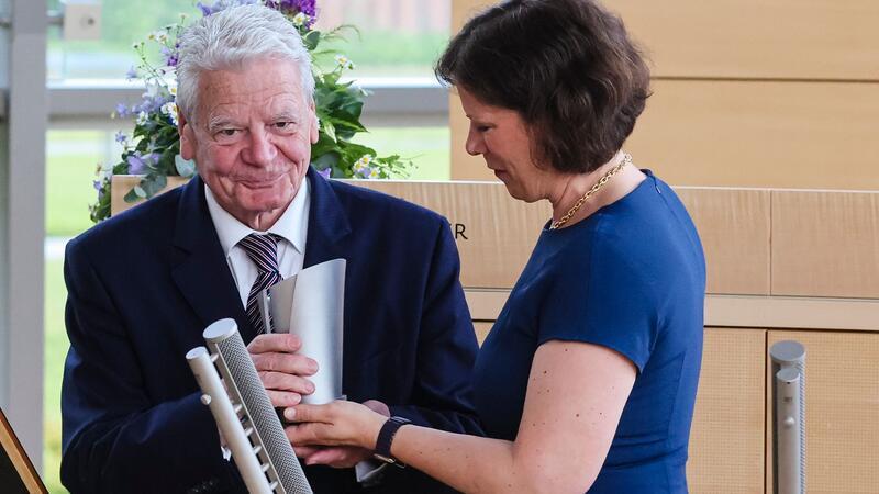 Schleswig-Holsteinischer Demokratiepreis für Gauck Altbundespräsident Joachim Gauck und Landtagspräsidentin Kristina Herbst (CDU).