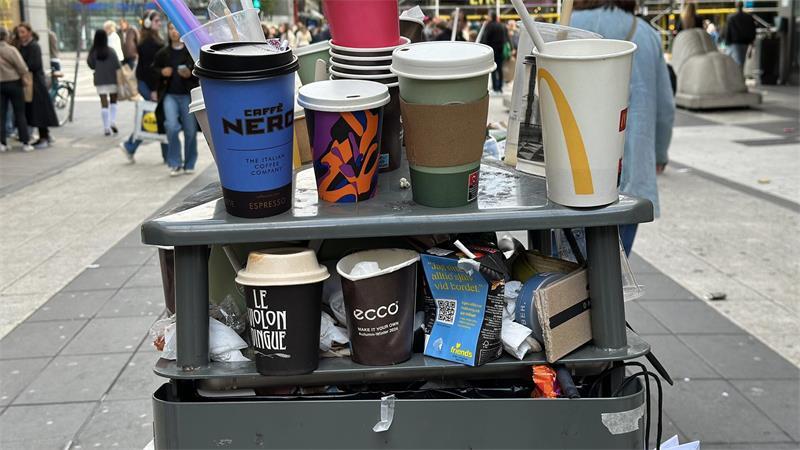 To-go-Karton, Ketchup, Pakete: Diese Regeln gelten ab sofort Alte Einwegkaffeebecher stapeln sich auf einem Mülleimer in der Fußgängerzone.