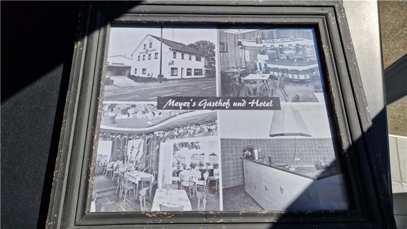 Alte Fotos von den damaligen Räumlichkeiten dekorieren das Restaurant der heutigen Diskothek. Bevor sie Meyers Tanzpalast wurde, war die Disco Meyers Gasthof und Hotel.