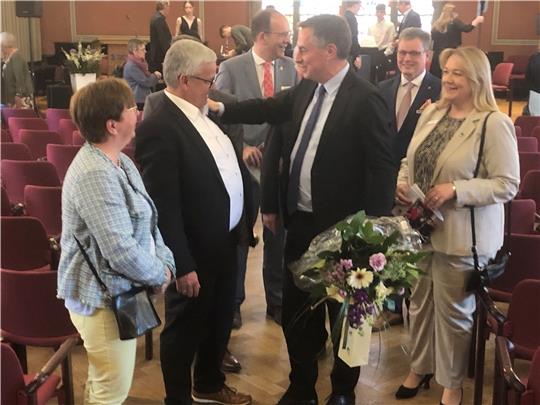 Alte Freunde: David McAllister begrüßt im Königsmarcksaal des Stader Rathauses Michael Roesberg, Ex-Landrat und amtierender Präsident der Harsefelder Lions. Stades Lions-Präsident Dr. Sebastian Philipp und die stellvertretende Bürgermeisterin Melanie Rein