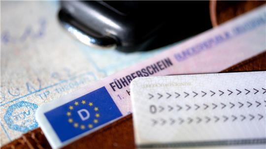 Alte Führerscheine verlieren ihre Gültigkeit. Die erworbene Fahrerlaubnis bleibt.