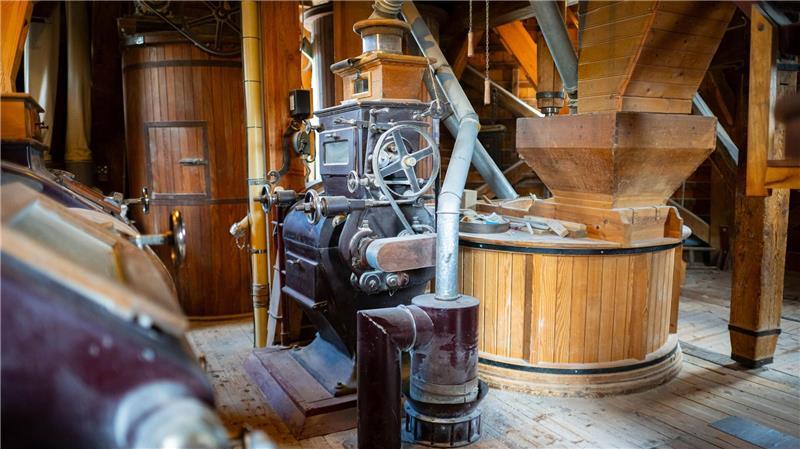 Alte Maschinen in der Windmühle der Familie Meyer in Bardowick bei Lüneburg geben Zeugnis ab von der Arbeit in früheren Jahrzehnten.