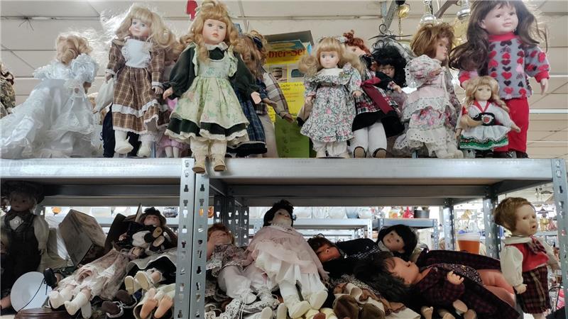 Dirk und Marinas Flohmarkthalle in Stade: Ein Paradies für Trödel-Fans Alte Puppen warten auf neue Puppeneltern.