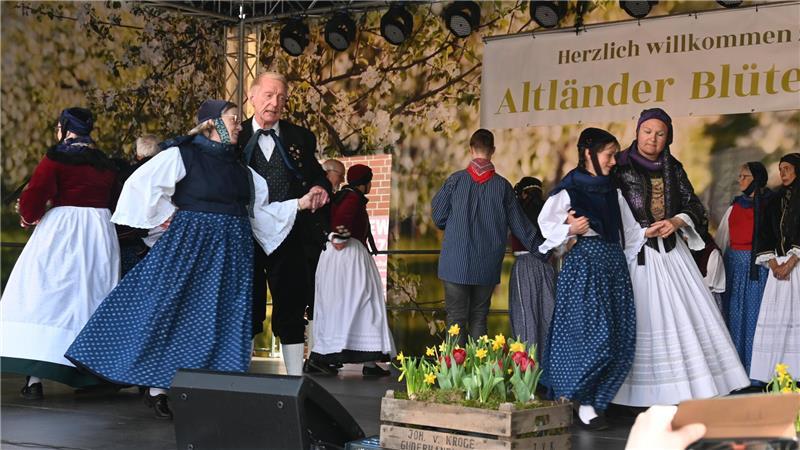 Tausende jubeln neuer Altländer Blütenkönigin Ella beim Corso in Jork zu Alte Trachten und Tänze gehören zum Blütenfest.