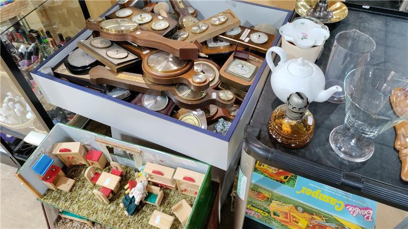 Dirk und Marinas Flohmarkthalle in Stade: Ein Paradies für Trödel-Fans Alte analoge Barometer und Wetterstationen, Puppenstube, Barbie-Camper und weitere Artikel.