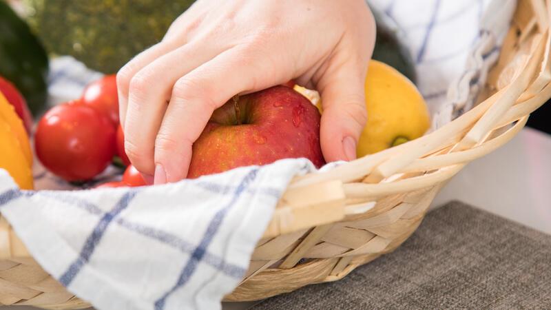 Alternativen finden: Ein gesunder Umgang mit Heißhunger fängt mit guter Vorbereitung an - mit einem Plan, was man im Fall der Fälle am besten isst.