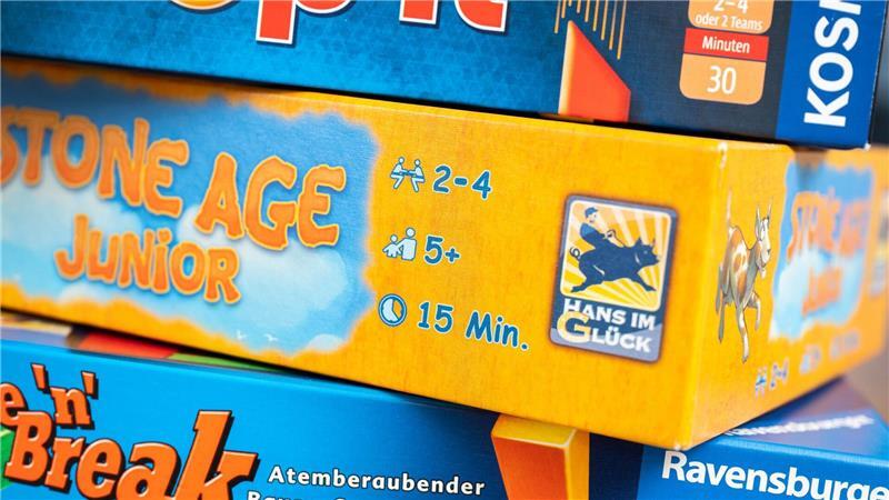 Spiele spielen mit Kindern - so gelingt es Altersempfehlungen für Gesellschaftsspiele sind wichtig. Sie verhindern, dass Kinder überfordert werden.