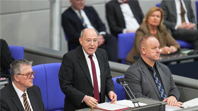 Neuer Bundestag konstituiert - alte Regierung entlassen Alterspräsident Gysi eröffnet die konstituierende Sitzung.