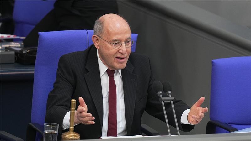Neuer Bundestag konstituiert - alte Regierung entlassen Alterspräsident Gysi leitet die Sitzung bis zur Wahl der neuen Bundestagspräsidentin.