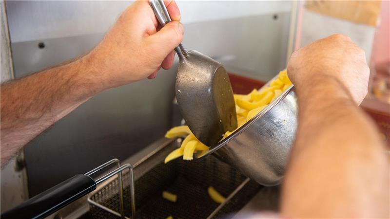 Altes Fett und Öl etwa aus Fritteusen der Gastronomie ist ein begehrtes Diebesgut. (Archivbild)