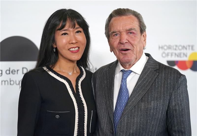 Altkanzler Schröder bei Einheitsfeier Altkanzler Gerhard Schröder (SPD) und seine Ehefrau kommen auf die Plaza der Elbphilharmonie zum Festakt der Deutschen Einheit.