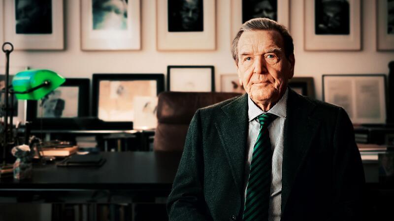 Altkanzler Gerhard Schröder empfängt ein NDR-Team in seiner Kanzlei in Hannover.