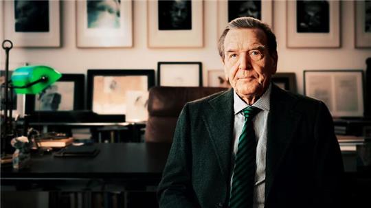 Altkanzler Gerhard Schröder empfängt ein NDR-Team in seiner Kanzlei in Hannover.