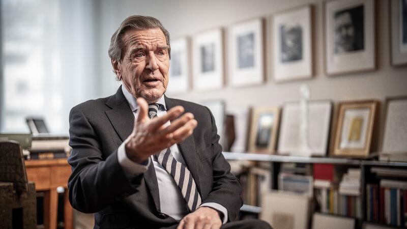 Schröder verteidigt Freundschaft zu Putin - Kreml erfreut Altkanzler Gerhard Schröder hält trotz des russischen Angriffskriegs gegen die Ukraine an seiner Freundschaft mit dem russischen Präsidenten Wladimir Putin fest.