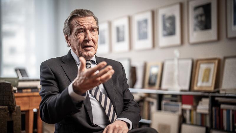 Altkanzler Gerhard Schröder hält trotz des russischen Angriffskriegs gegen die Ukraine an seiner Freundschaft mit dem russischen Präsidenten Wladimir Putin fest.