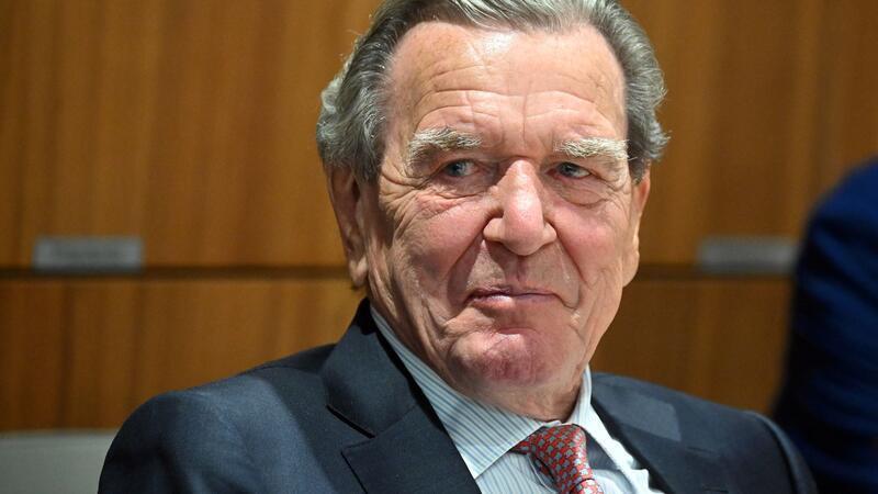 Altkanzler Gerhard Schröders Besuch bei Wladimir Putin stößt auch im SPD-Bezirk Hannover auf Unverständnis. (Archivbild)