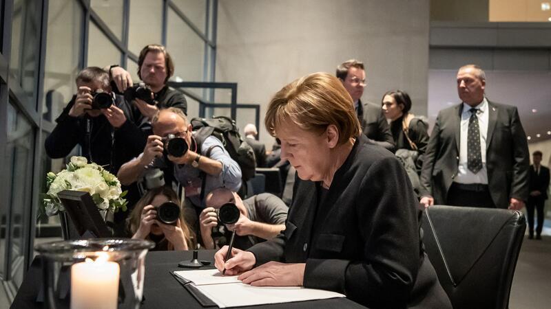 Altkanzlerin Angela Merkel schreibt ins Kondolenzbuch.