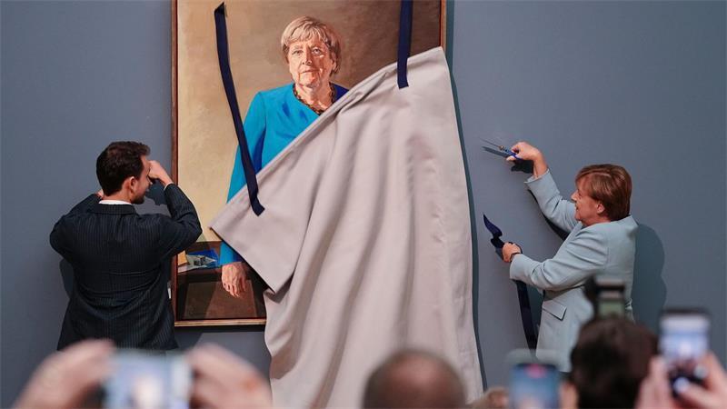 Altkanzlerin Merkel enthüllt Porträt für Ahnengalerie