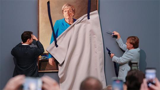 Altkanzlerin Merkel enthüllt Porträt für Ahnengalerie