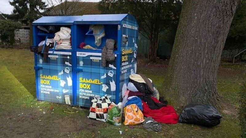 Altkleider-Container in der Sunder Straße in Oldendorf. „Warum machen die Menschen es den Entsorgern so schwer?", fragt Bürgermeister Johann Schlichtmann.