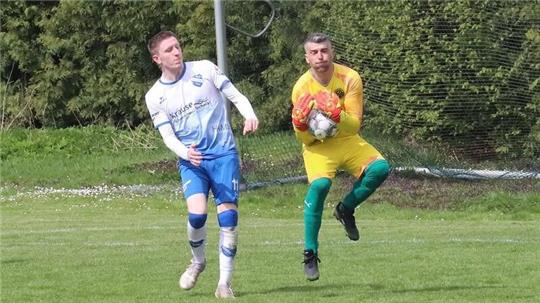 Altklosters Keeper Traian-Daniel Stefanoaea, der ein starkes Spiel machte, fängt den Ball vor Offensivspieler Maximilian Puschmann vom MTV Hammah II.