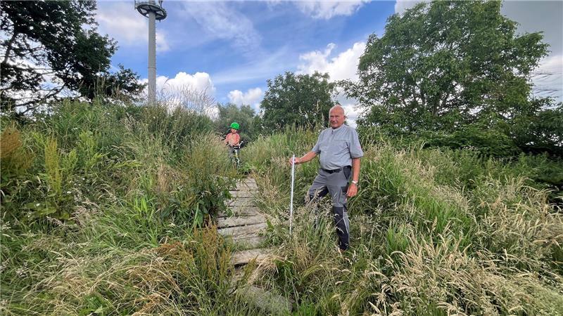 Altländer Dschungel: Anwohner Helmuth Hinners kritisiert die mangelhafte Pflege des Bikeparks in Hollern-Twielenfleth.
