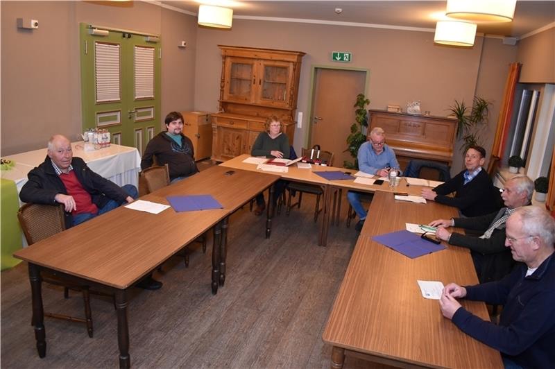 Altländer Kommunalpolitiker auf Abstand bei der Ratssitzung im kleinen Saal in der Schönen Fernsicht in Grünendeich. Foto: Vasel