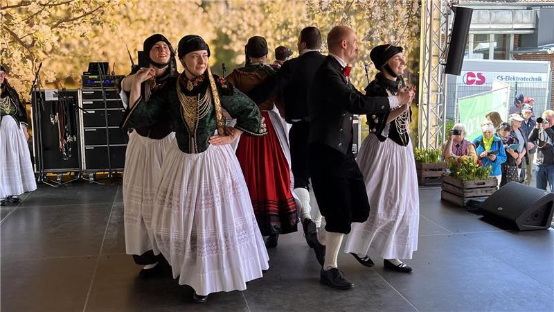 Altländer Trachten und Tänze gehören weiterhin zum Konzept des Volksfestes.