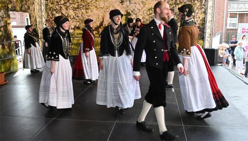 Altländer Trachtengruppe auf der Bühne des Blütenfestes in Jork.